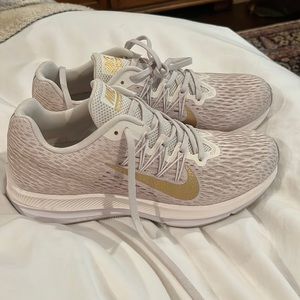 Women’s Nike zoom winflow. Women’s size 8 1/2 Brand New never been worn